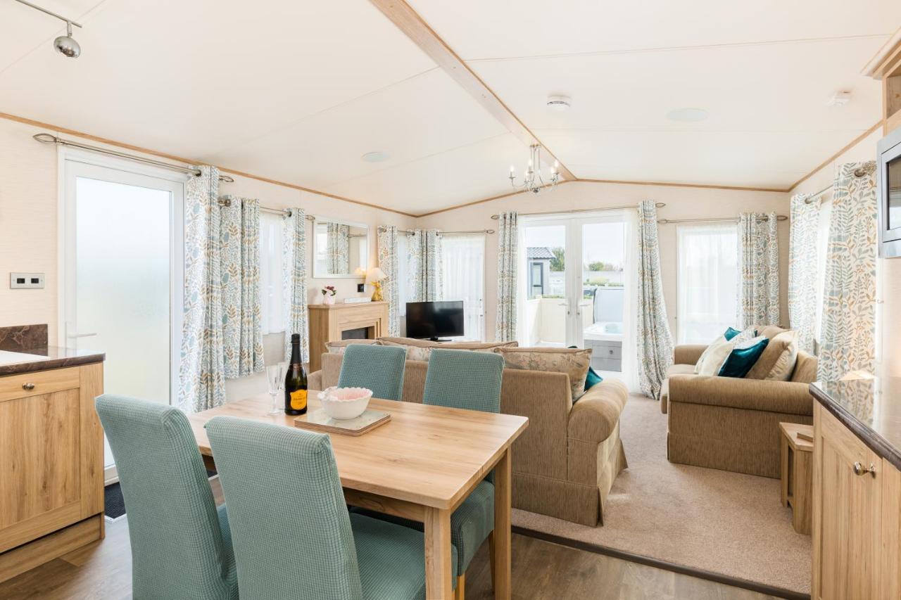 Cottontail Lodge - Hot tub - Pet Friendly South Cerney Esterno foto
