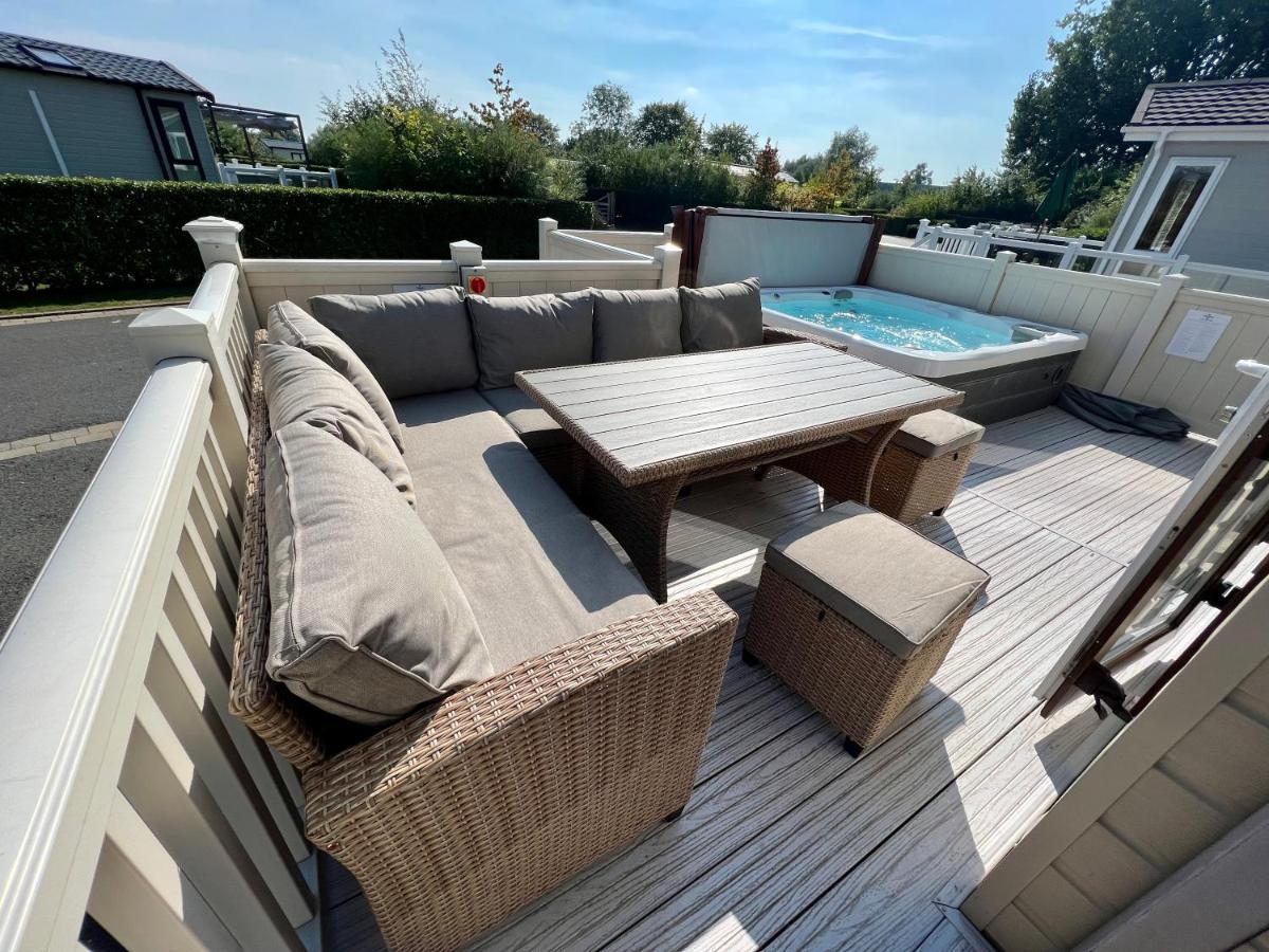 Cottontail Lodge - Hot tub - Pet Friendly South Cerney Esterno foto
