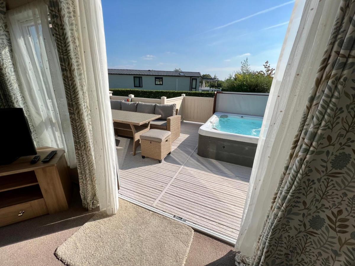 Cottontail Lodge - Hot tub - Pet Friendly South Cerney Esterno foto